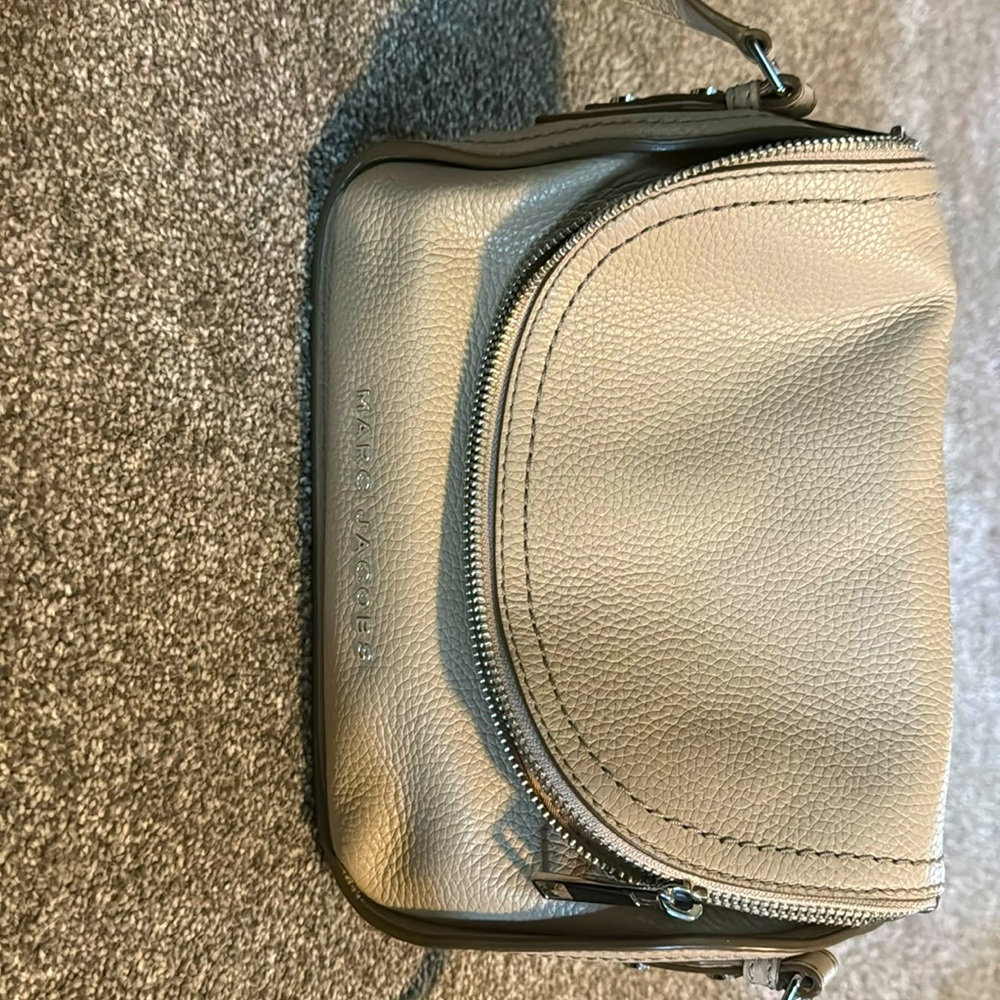 Marc Jacob’s cross body with 2 pockets and inside zipper pockets